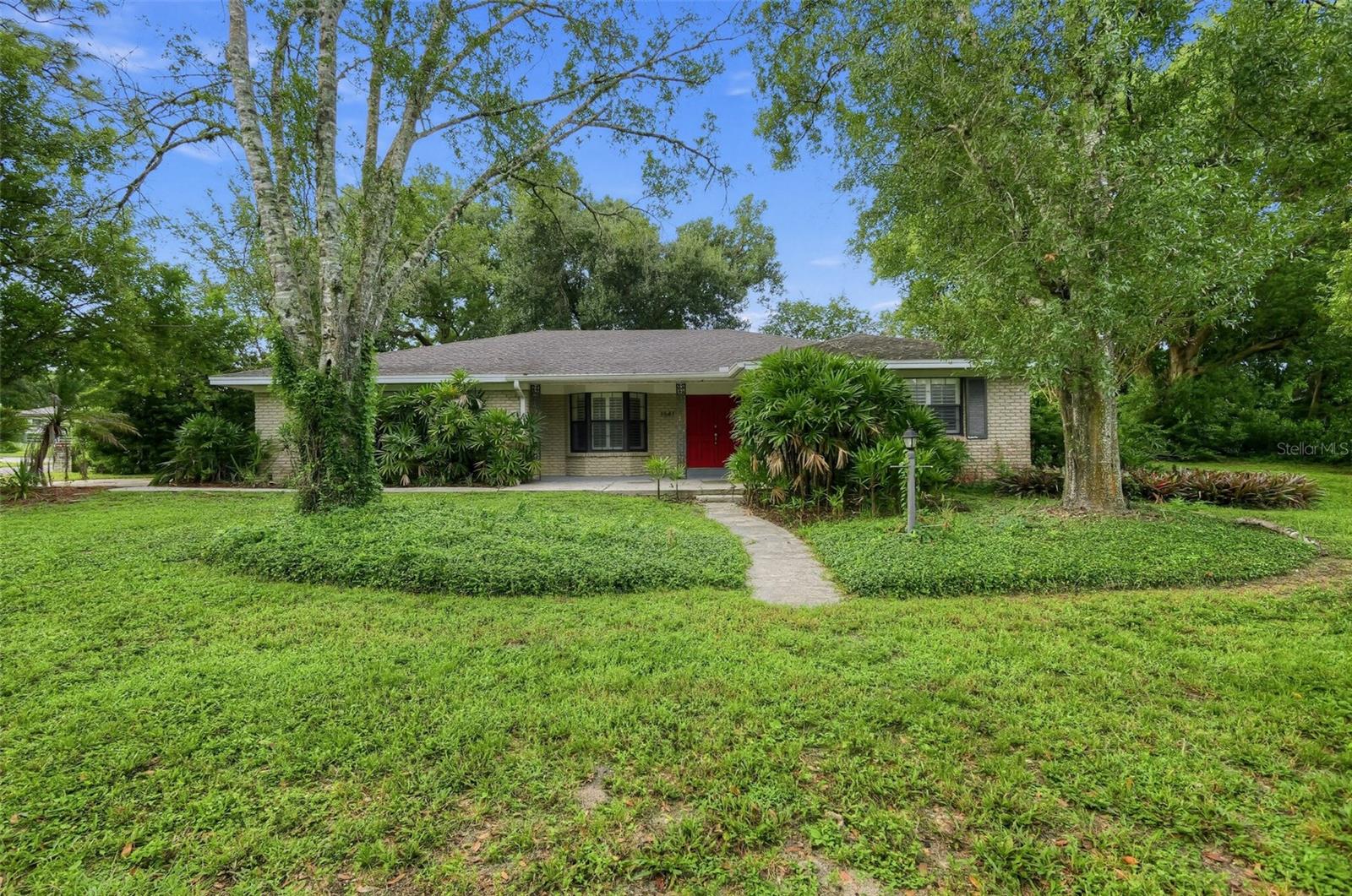 Listing photo 3 for 1641 Stanley St