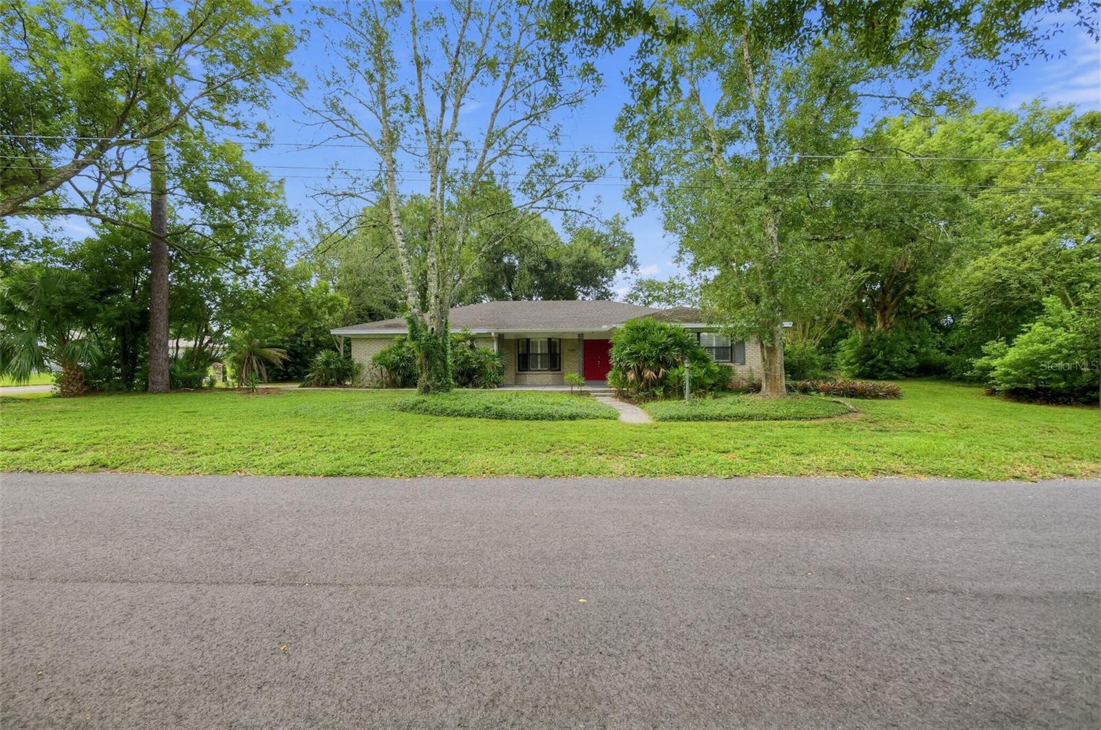 Listing photo 2 for 1641 Stanley St