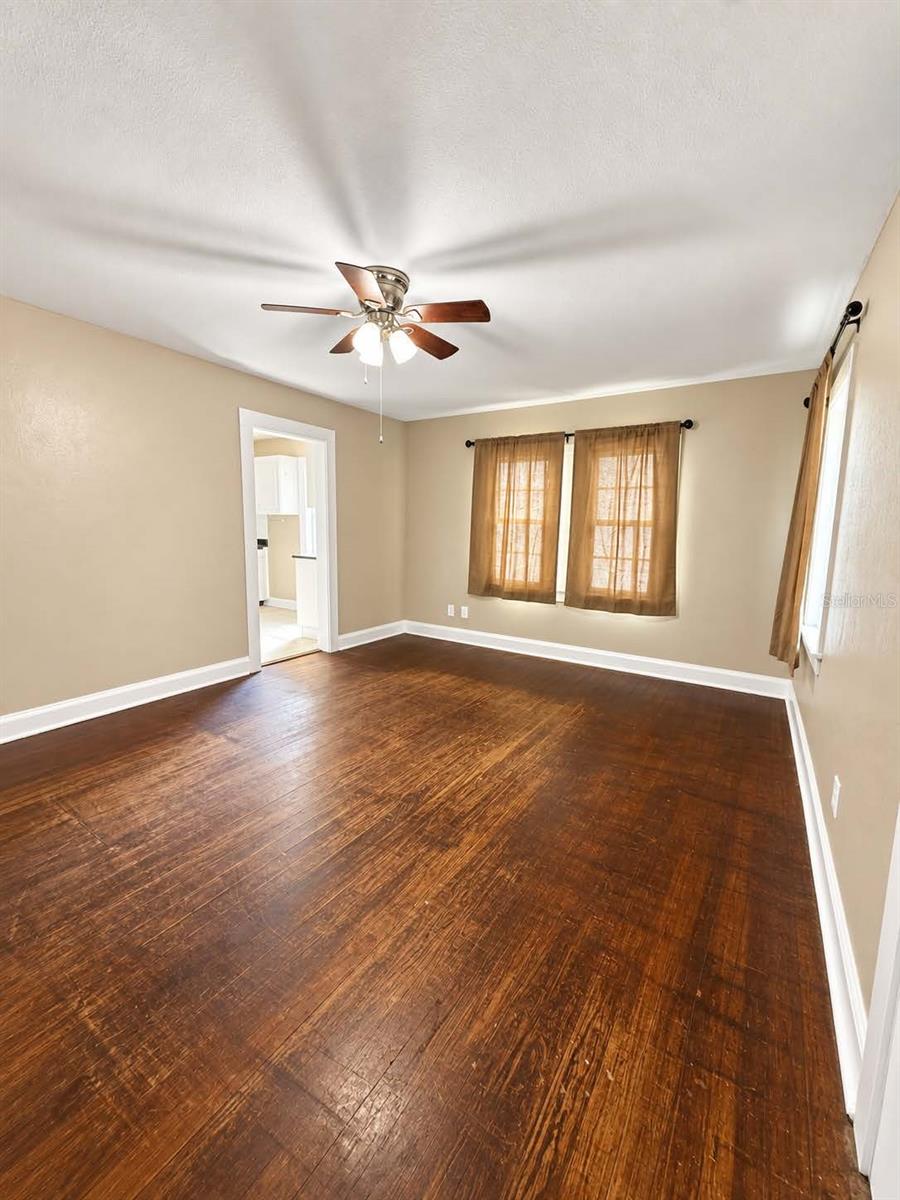 Listing photo 3 for 230 E Polk Ave