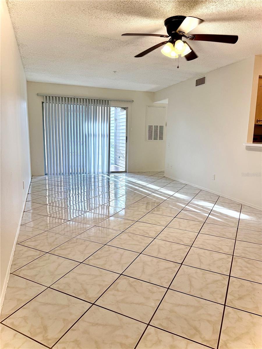Listing photo 3 for 3900 Southpointe Dr #116