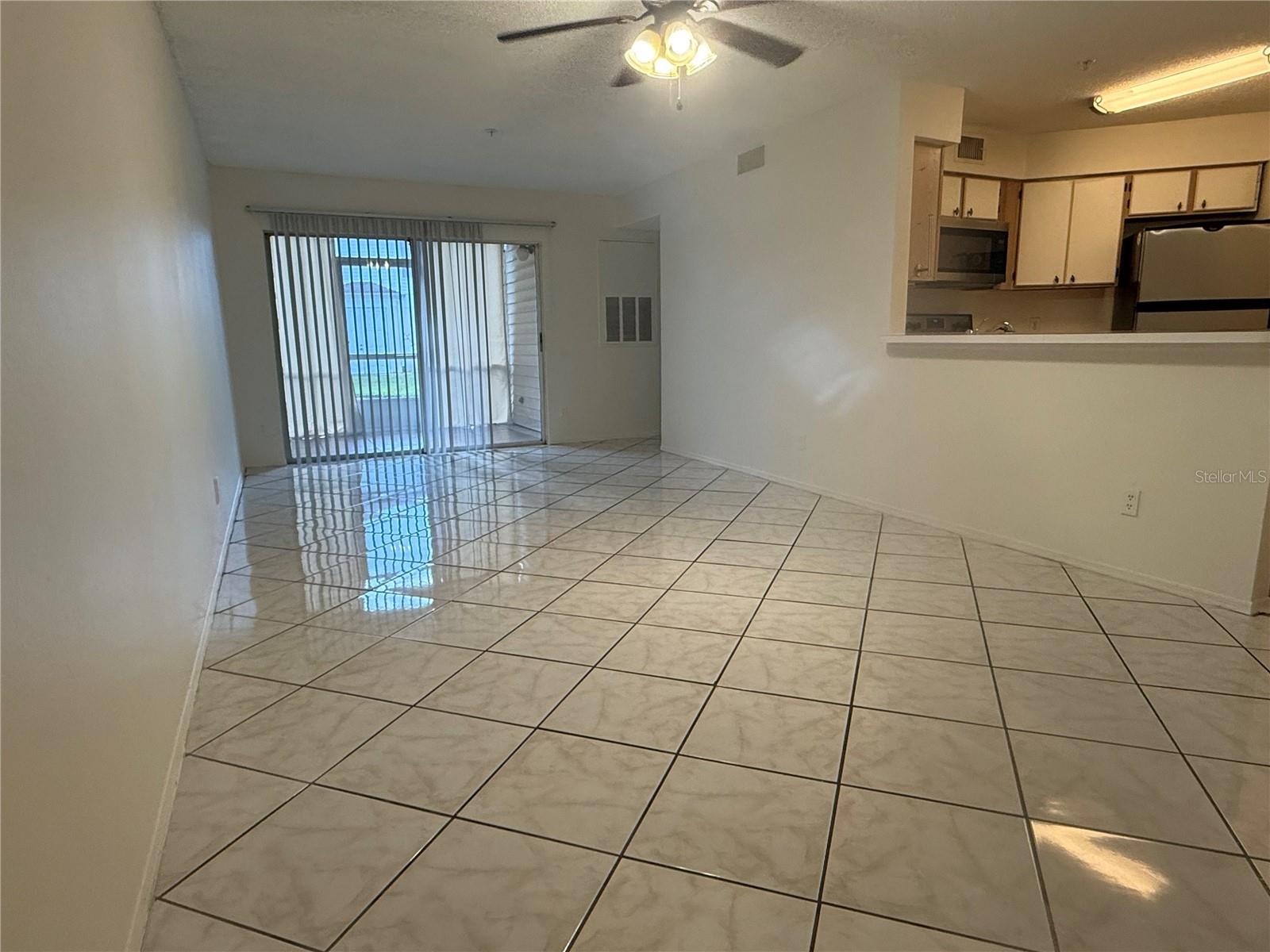 Listing photo 2 for 3900 Southpointe Dr #116