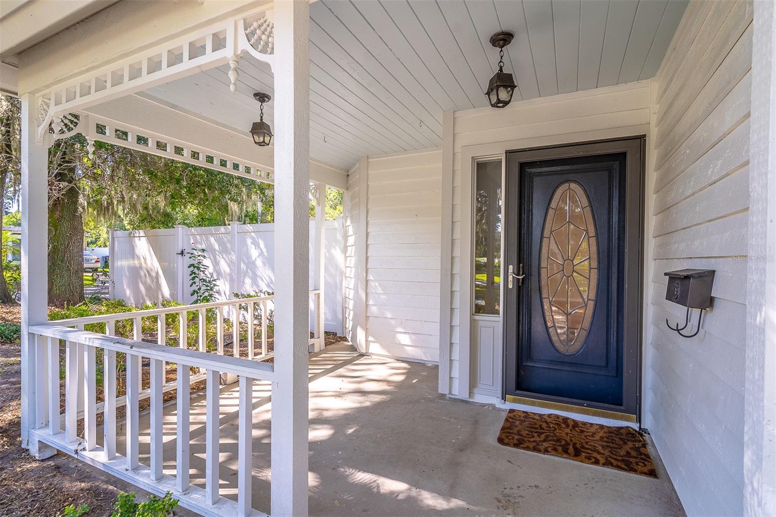Listing photo 2 for 472 Mayfair Cir