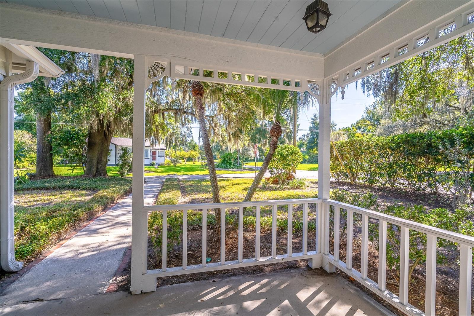 Listing photo 3 for 472 Mayfair Cir