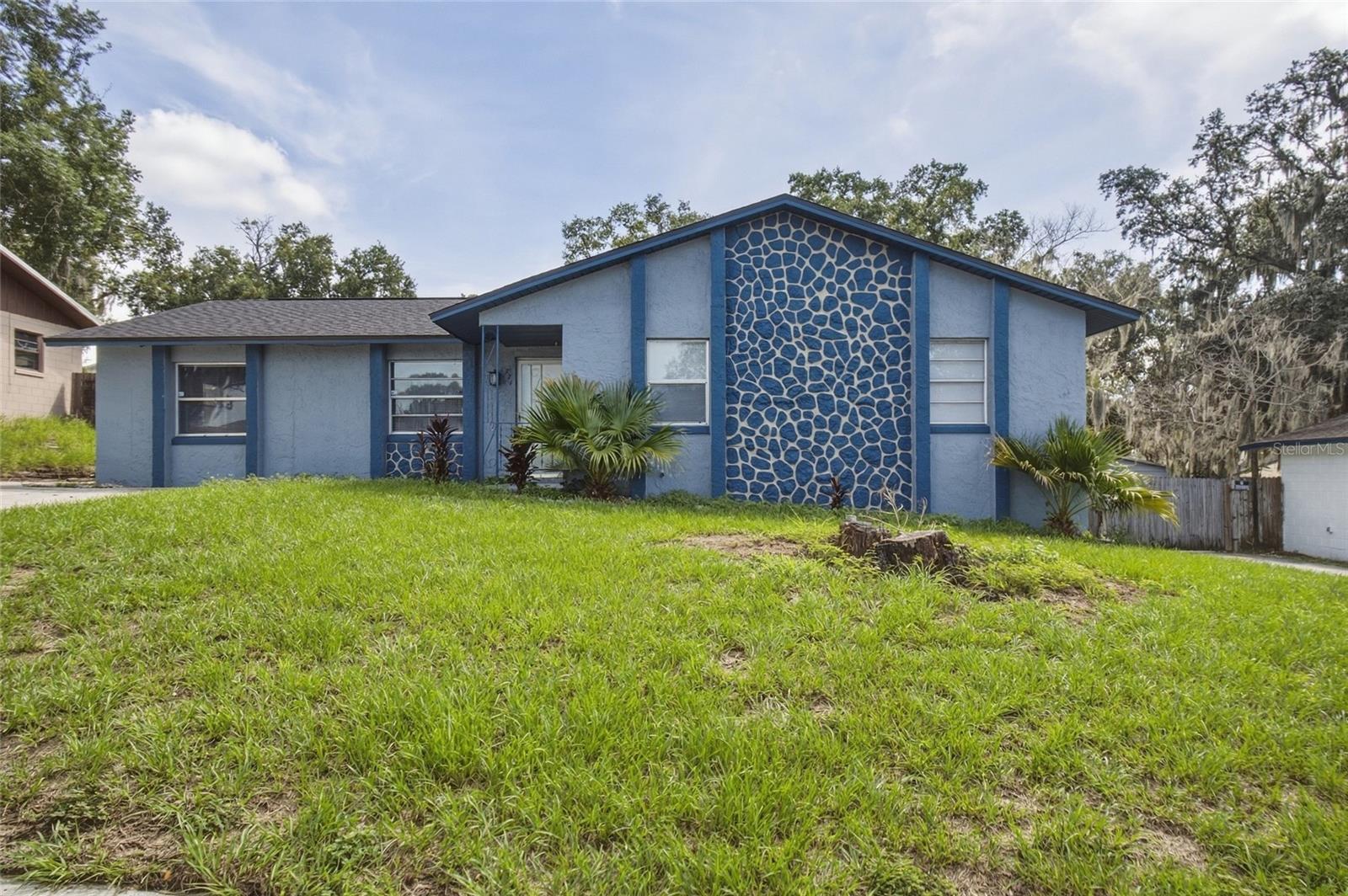 Listing photo 2 for 721 Greenleaf Ln