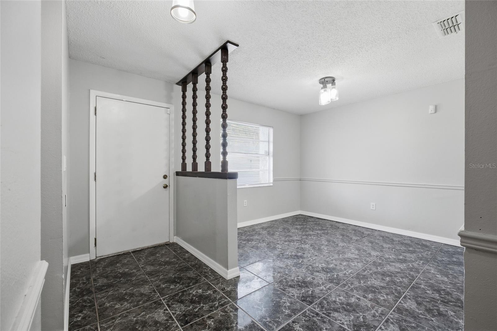 Listing photo 3 for 721 Greenleaf Ln