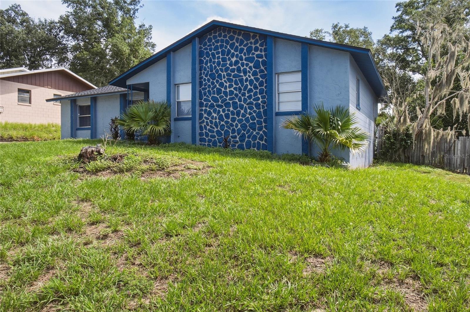 Listing photo 1 for 721 Greenleaf Ln