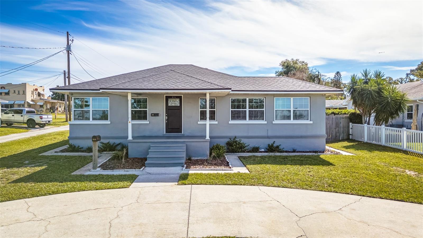 Listing photo 1 for 215 S Lake Howard Dr