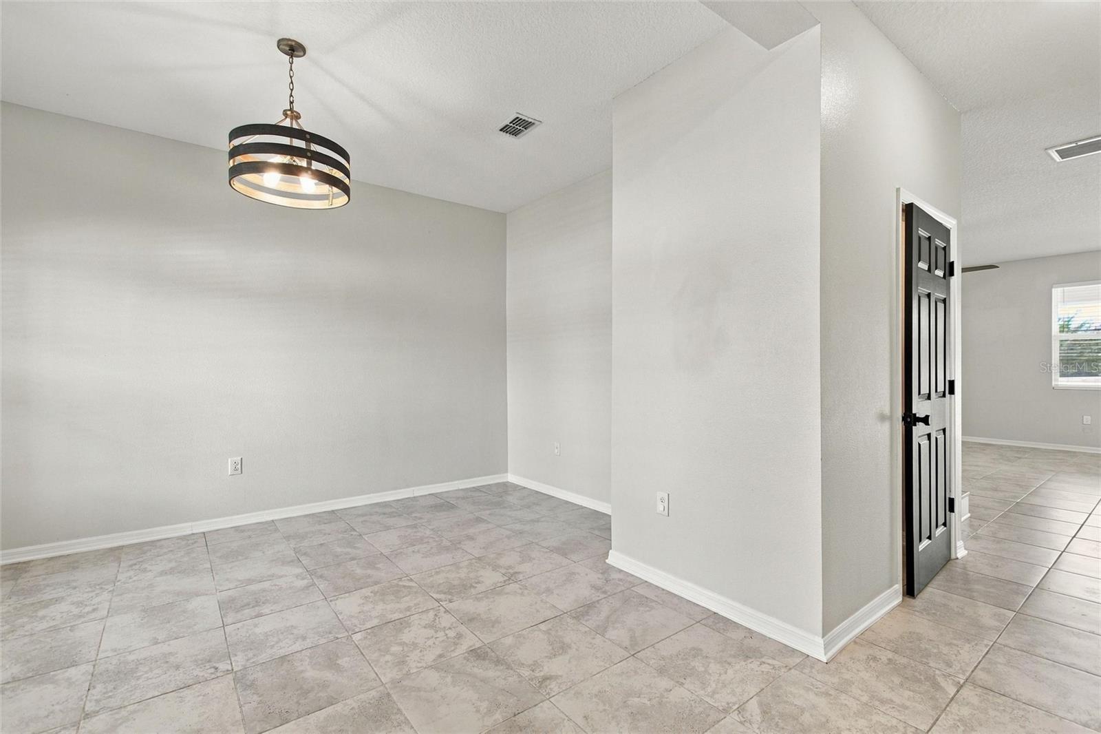 Listing photo 3 for 1501 Woodlark Dr