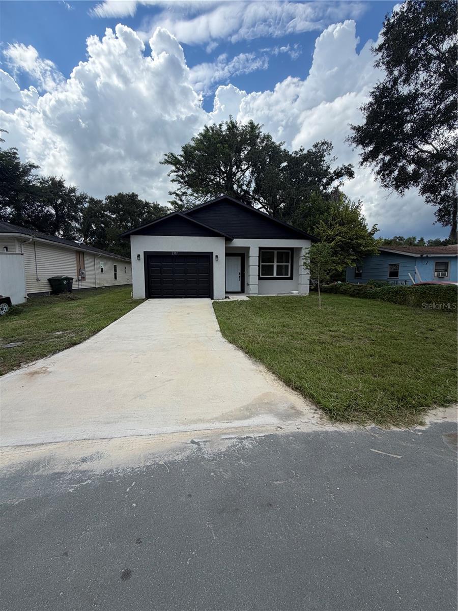 Listing photo 1 for 2352 Ross St