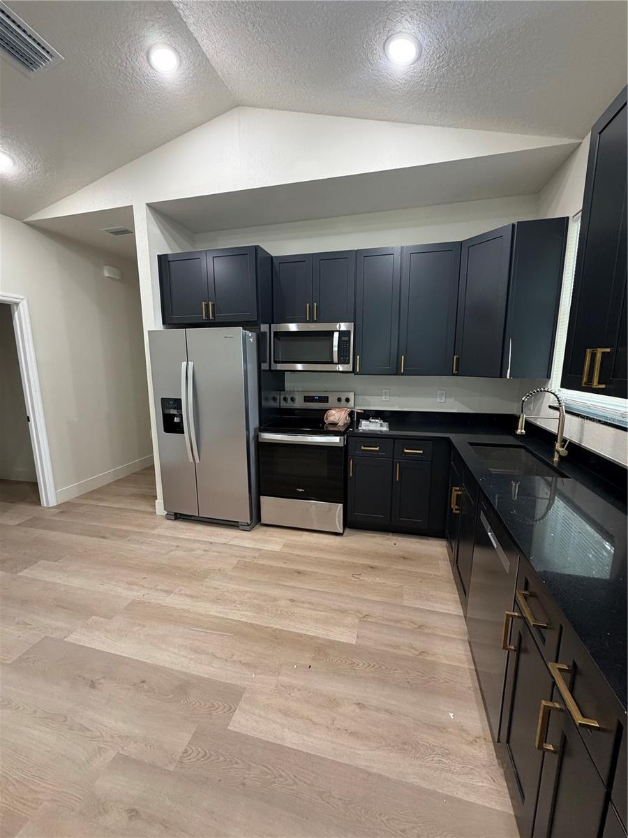 Listing photo 2 for 2352 Ross St