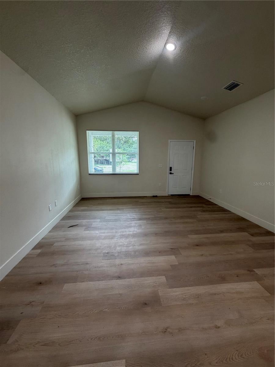 Listing photo 3 for 2352 Ross St