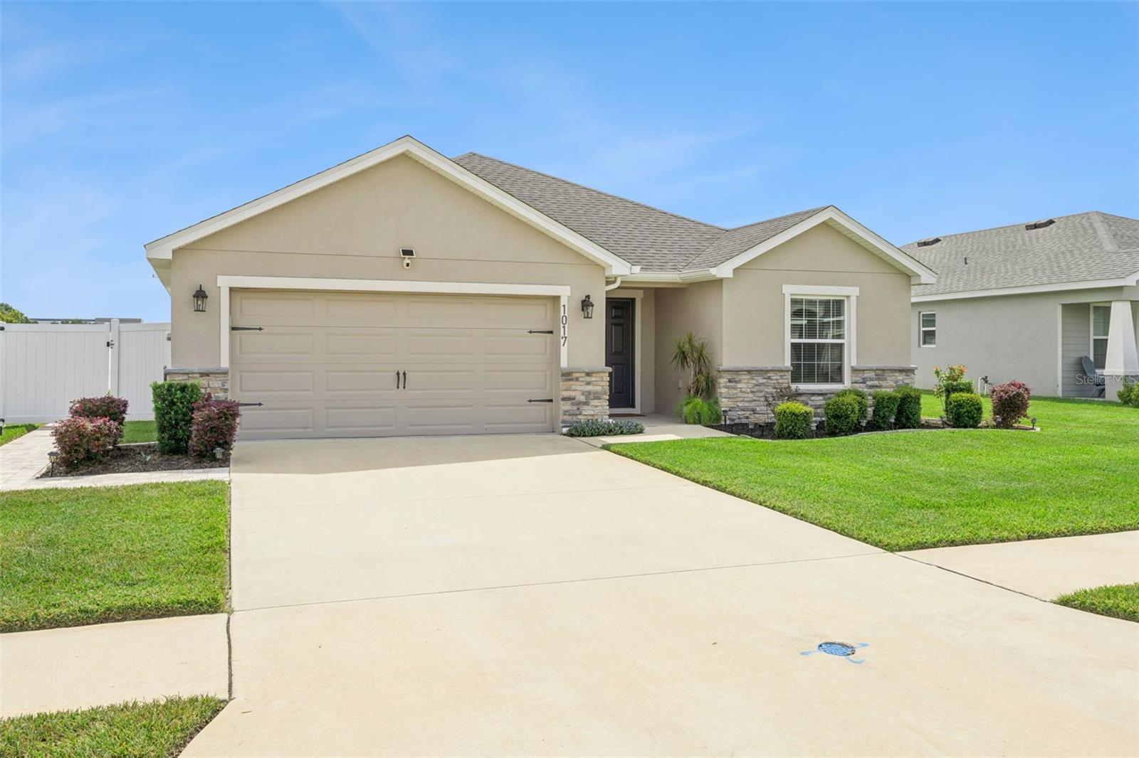 Listing photo 2 for 1017 Montgomery Ln
