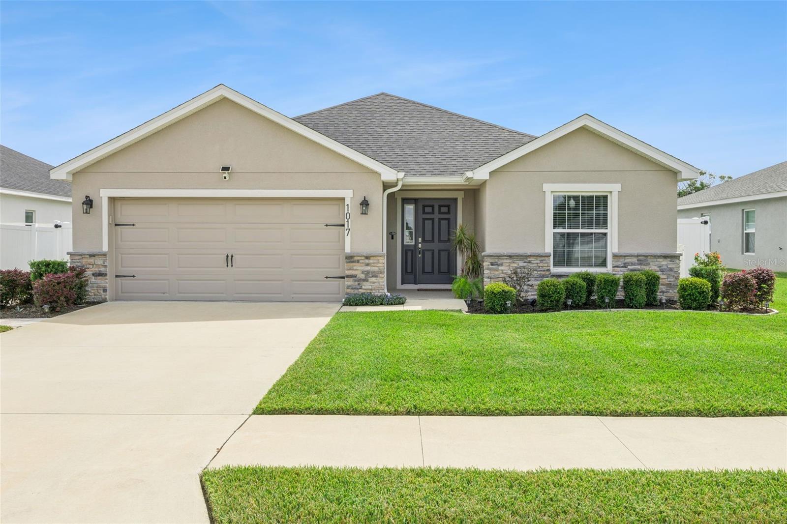 Listing photo 1 for 1017 Montgomery Ln