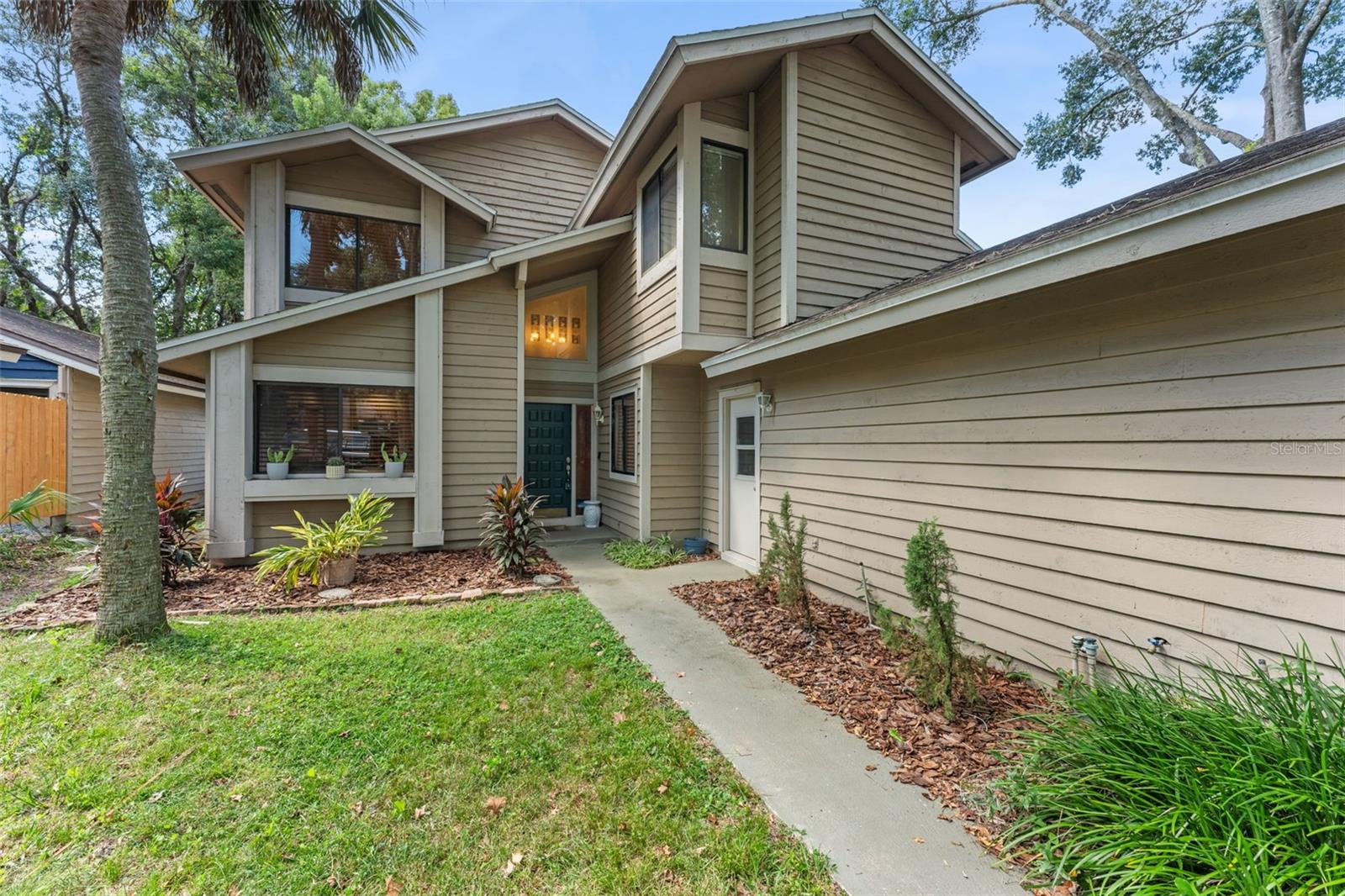 Listing photo 1 for 228 S Fox Chase Pt