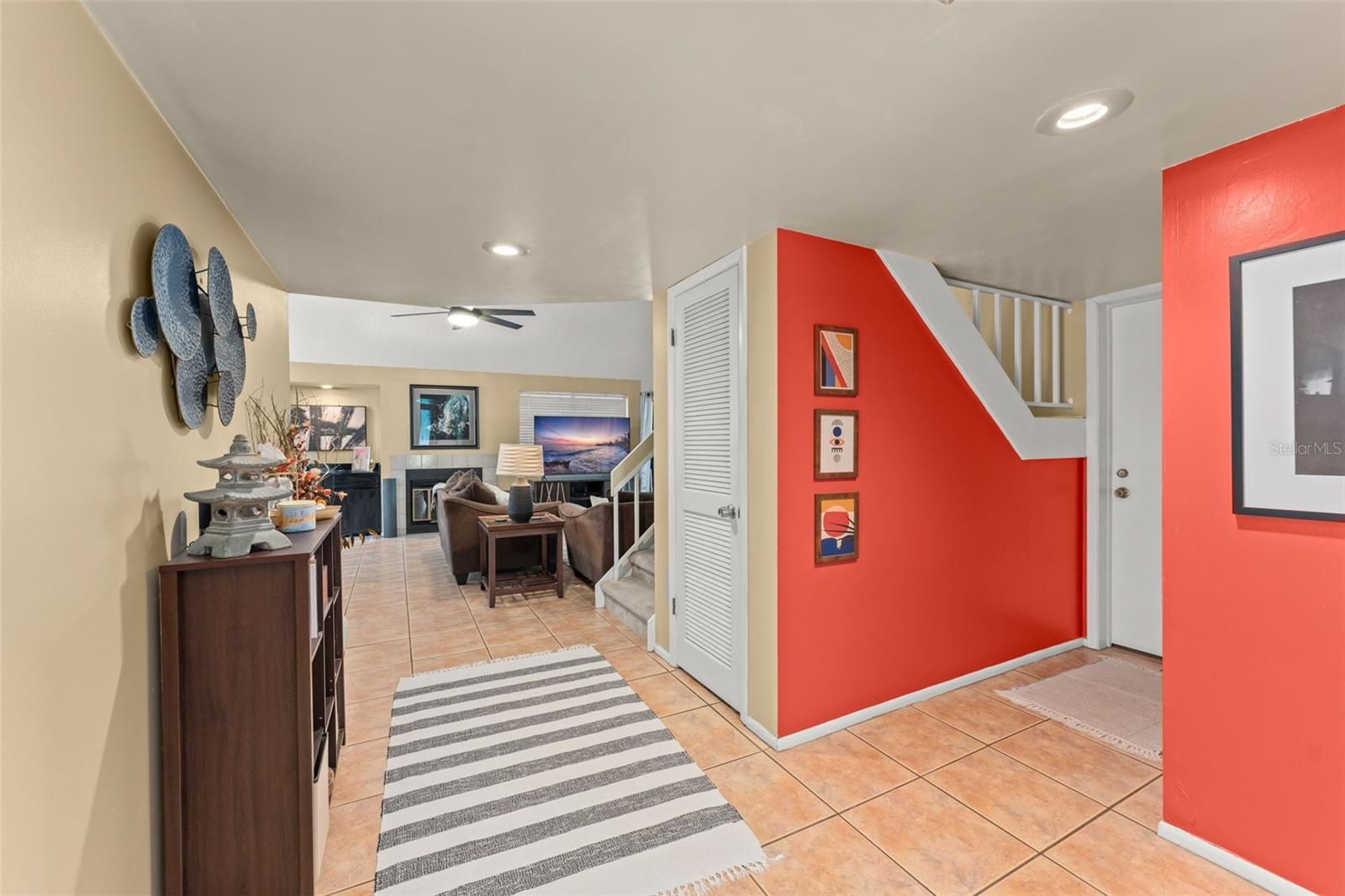 Listing photo 3 for 228 S Fox Chase Pt