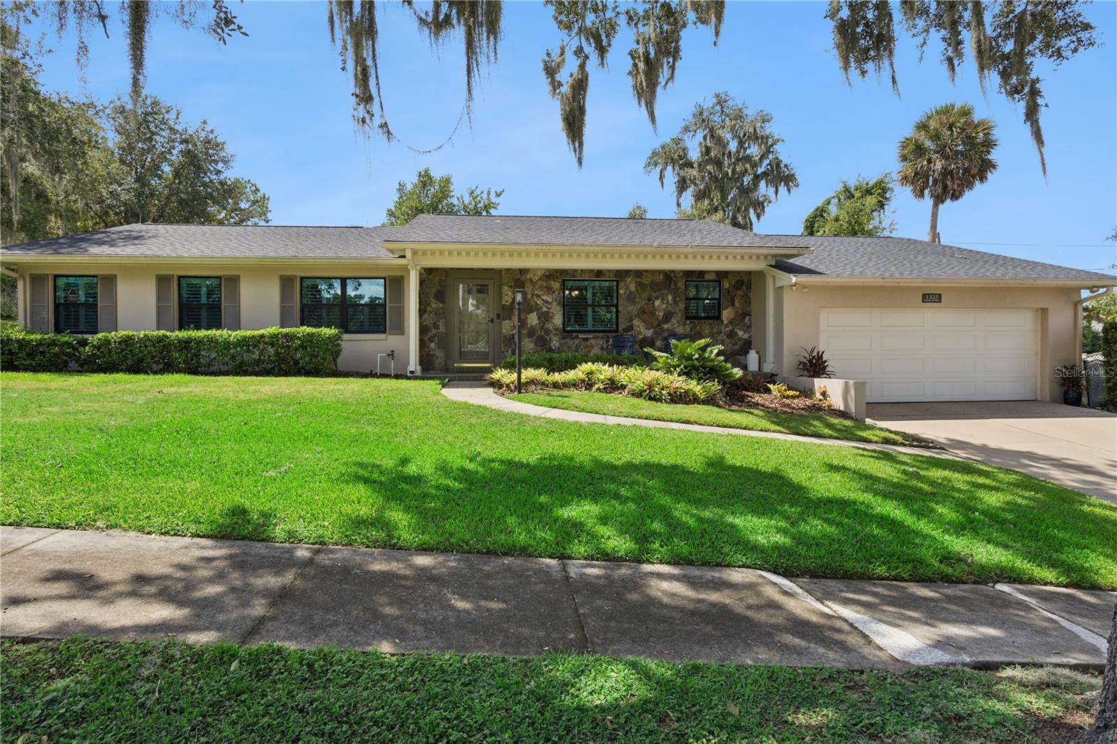 Listing photo 1 for 1325 Overlook Dr
