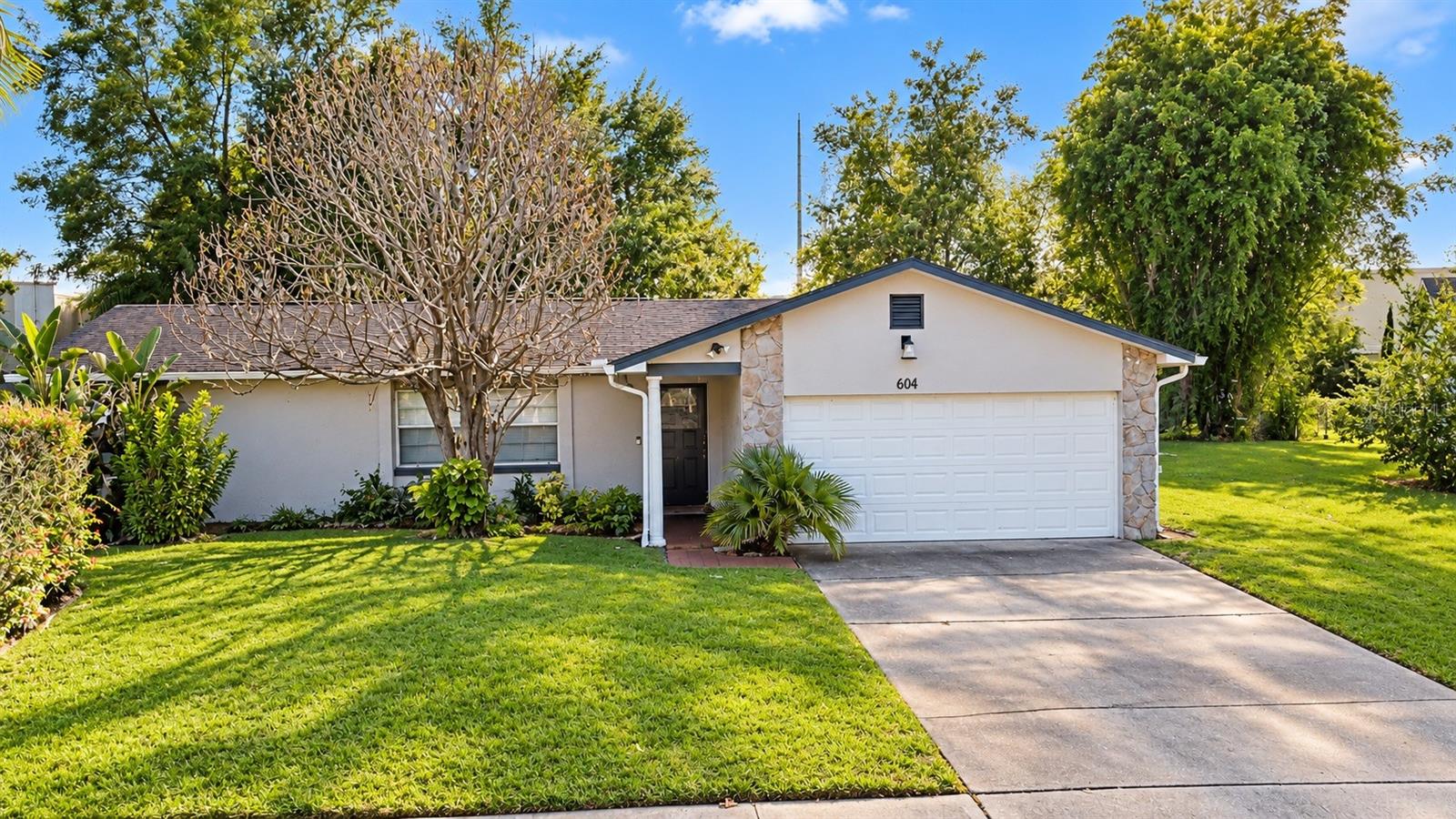 Listing photo 1 for 604 Riverwoods Cir