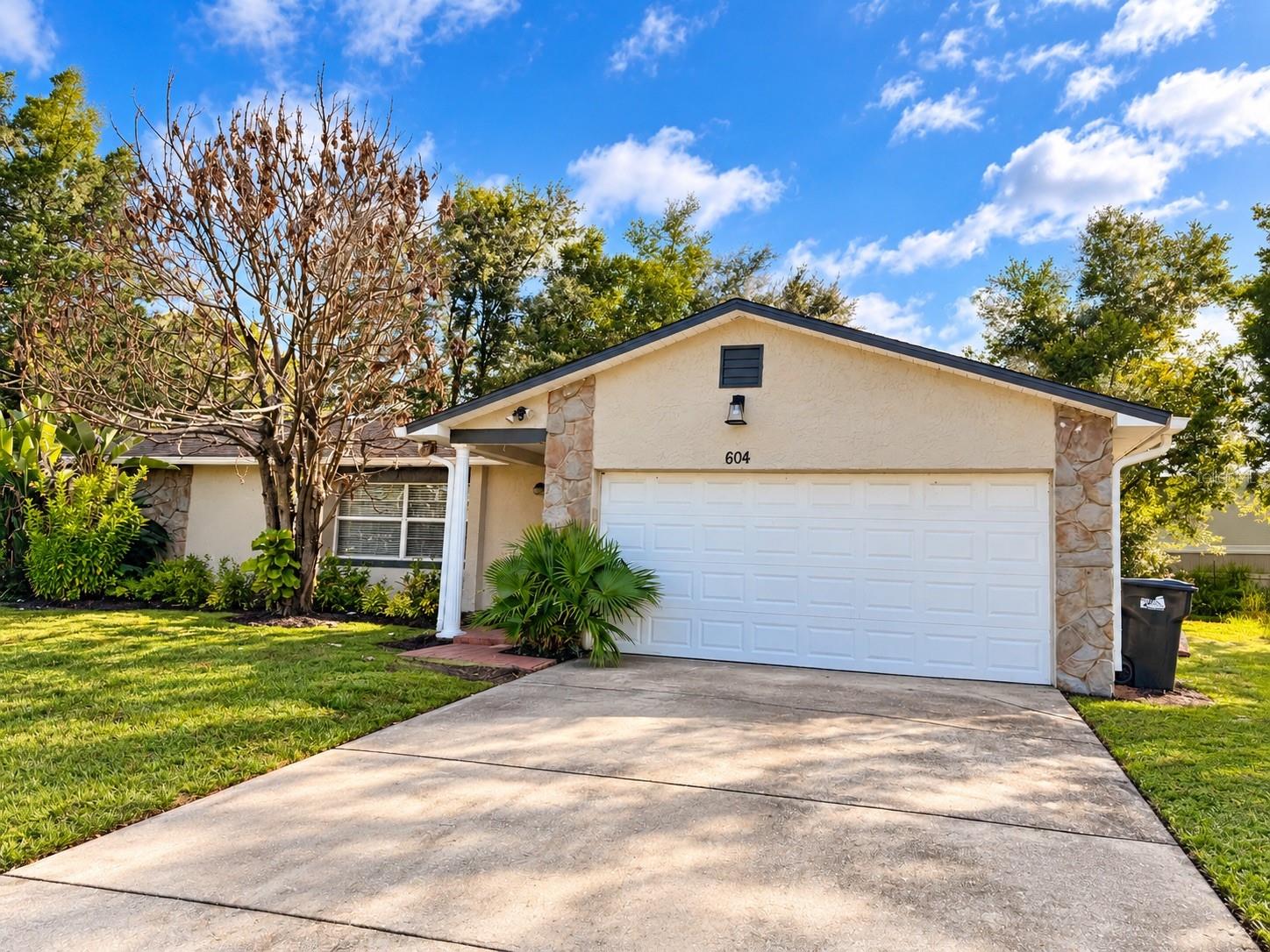 Listing photo 2 for 604 Riverwoods Cir