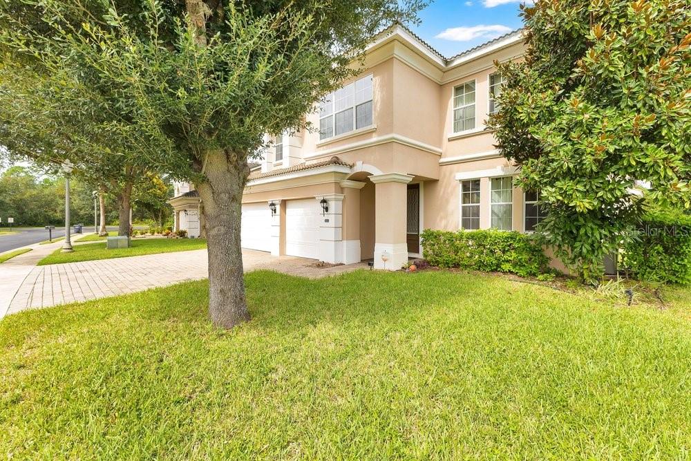 Listing photo 2 for 532 Crestwick Ct