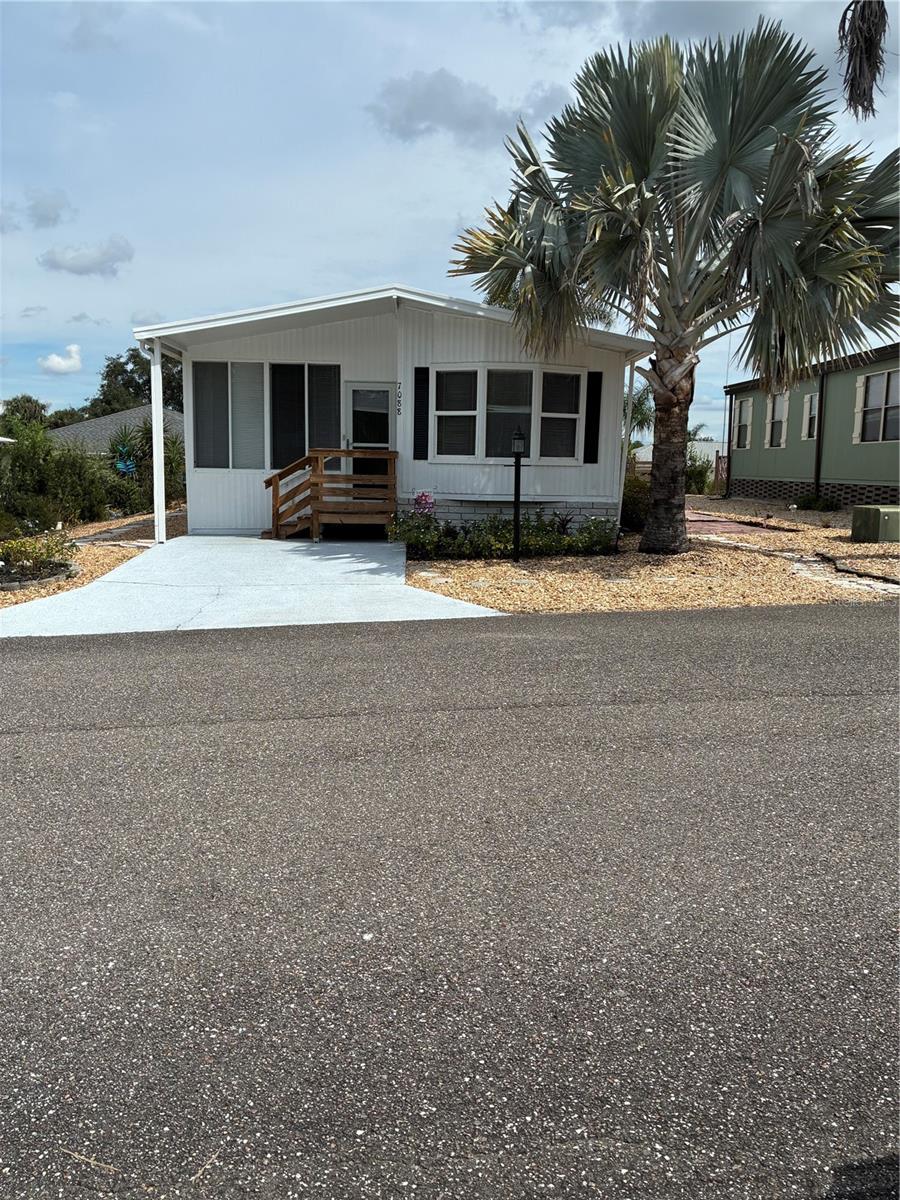 Listing photo 1 for 7088 Tamarind Dr