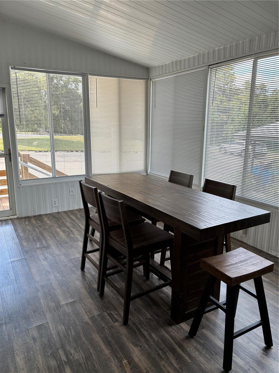 Listing photo 2 for 7088 Tamarind Dr