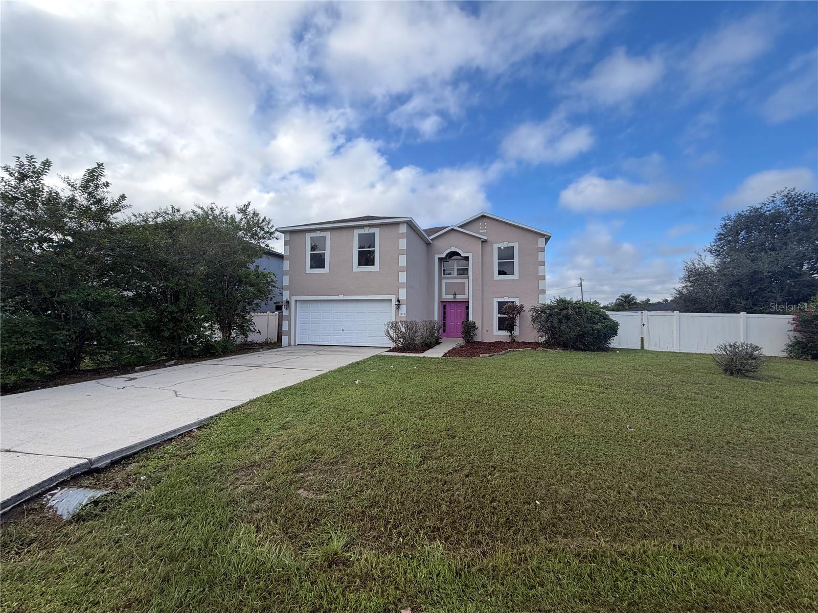 Listing photo 1 for 1818 Superior Ct
