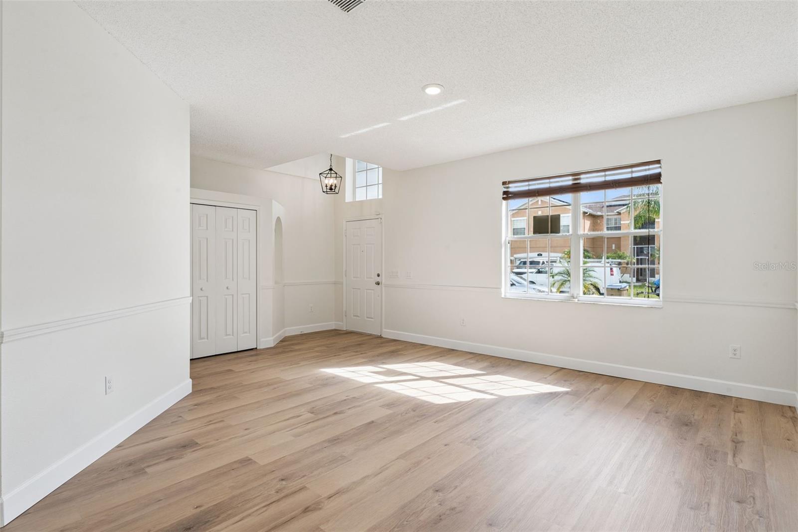 Listing photo 3 for 406 Bridgewater Ct