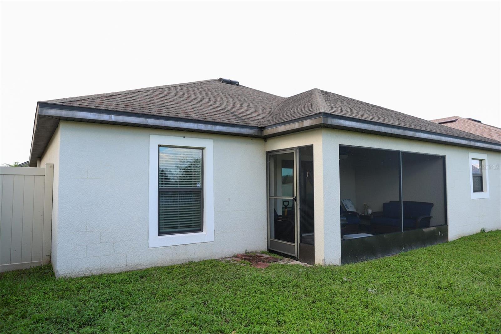 Listing photo 3 for 2113 Geneva Dr