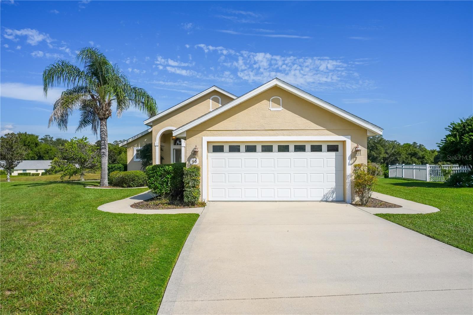 Listing photo 1 for 90 Golfview Cir