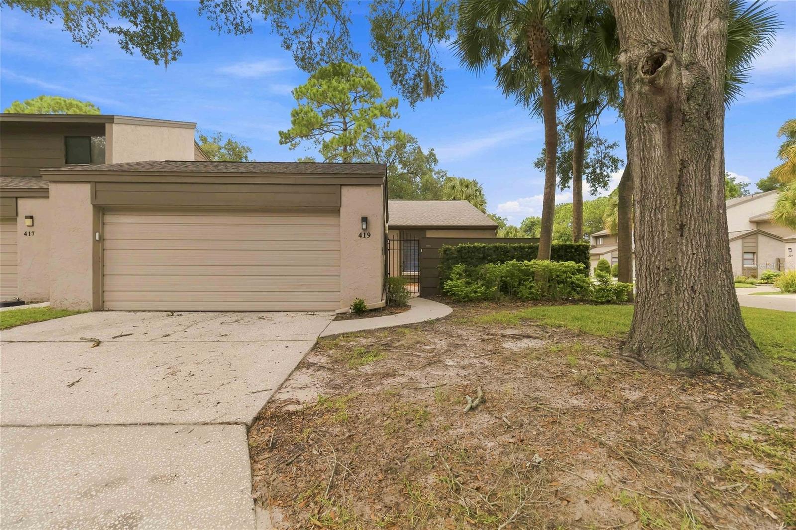 Listing photo 1 for 419 Meadowood Blvd
