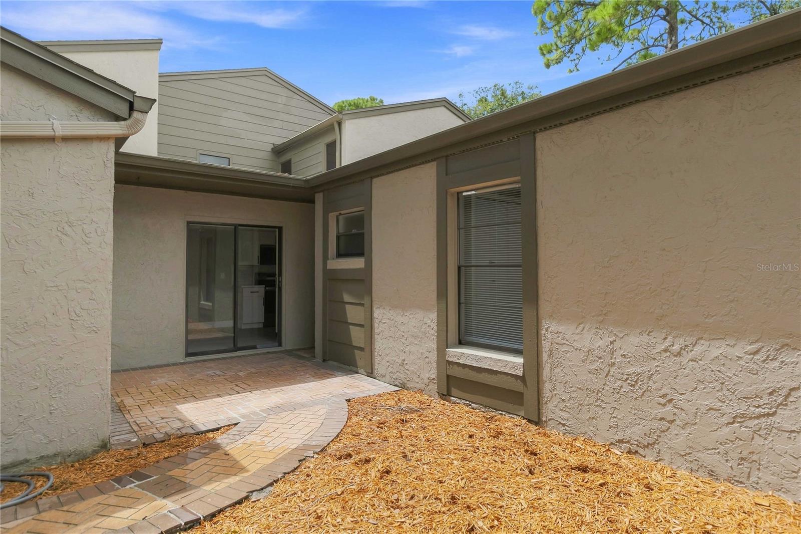 Listing photo 3 for 419 Meadowood Blvd
