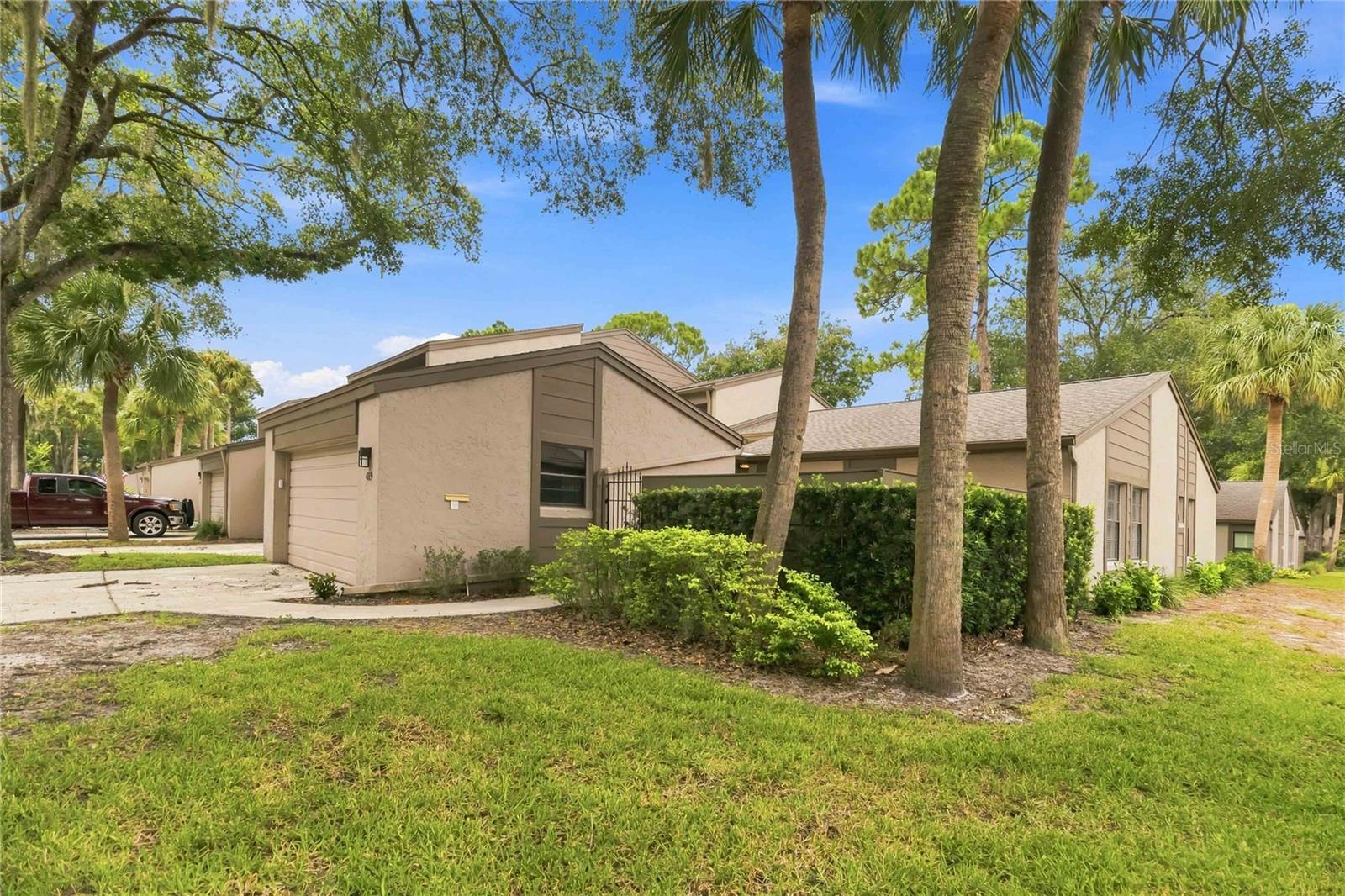 Listing photo 2 for 419 Meadowood Blvd
