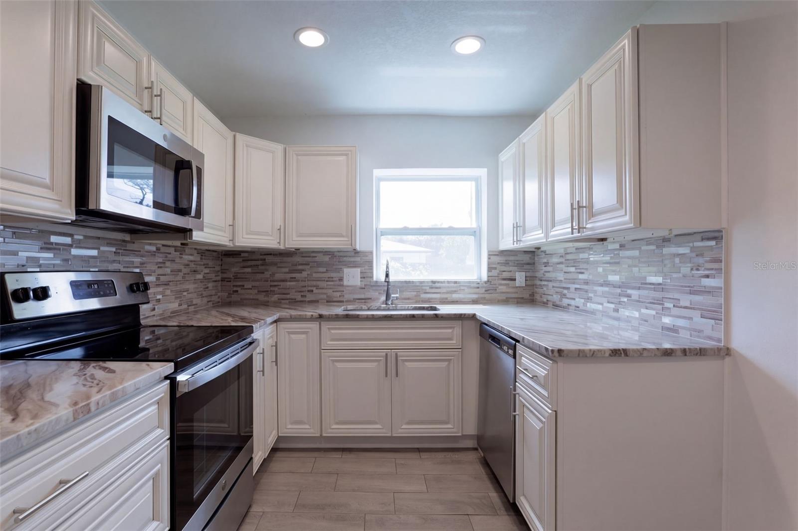 Listing photo 3 for 526 E Jessup Ave