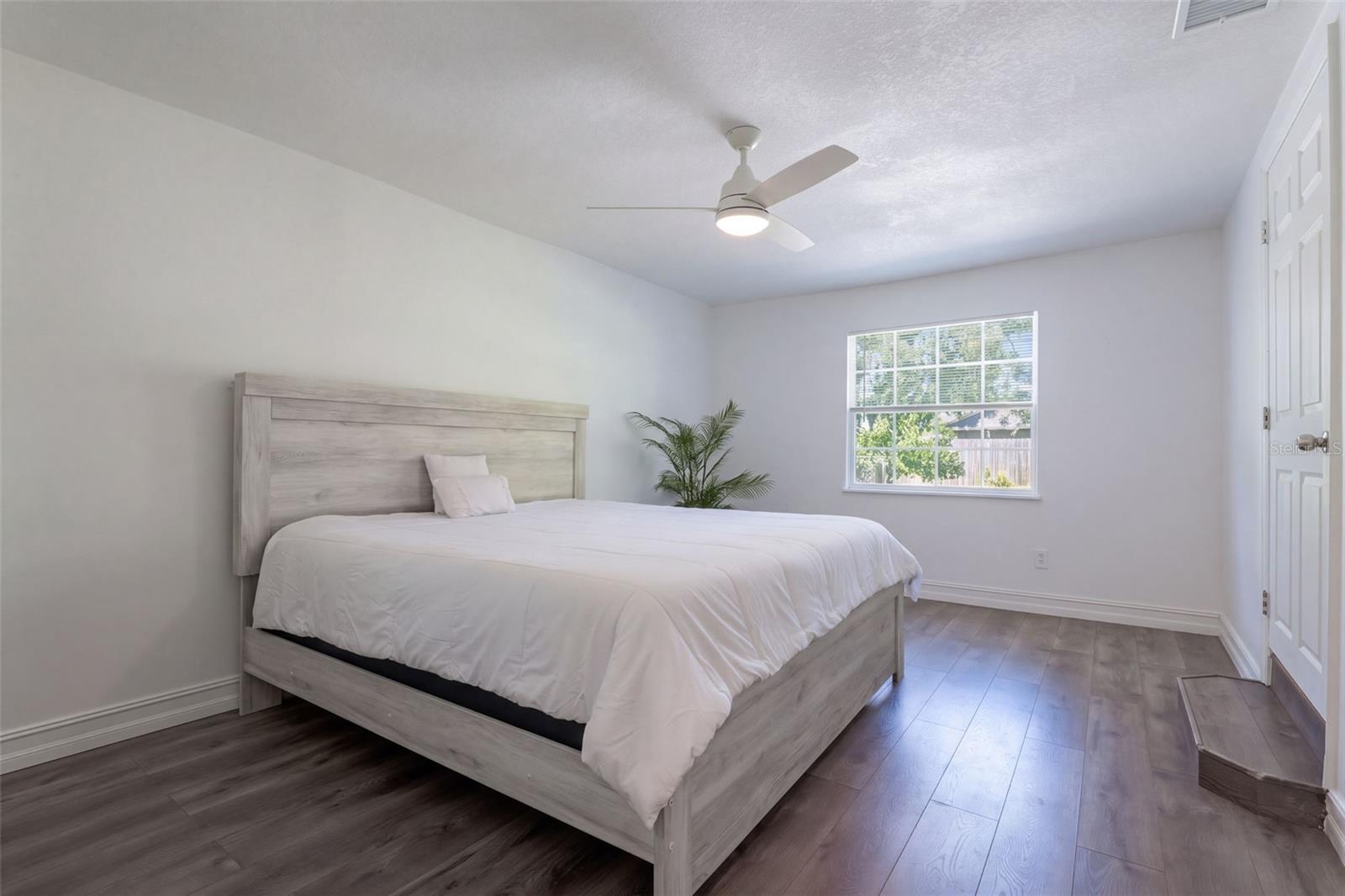 Listing photo 2 for 526 E Jessup Ave