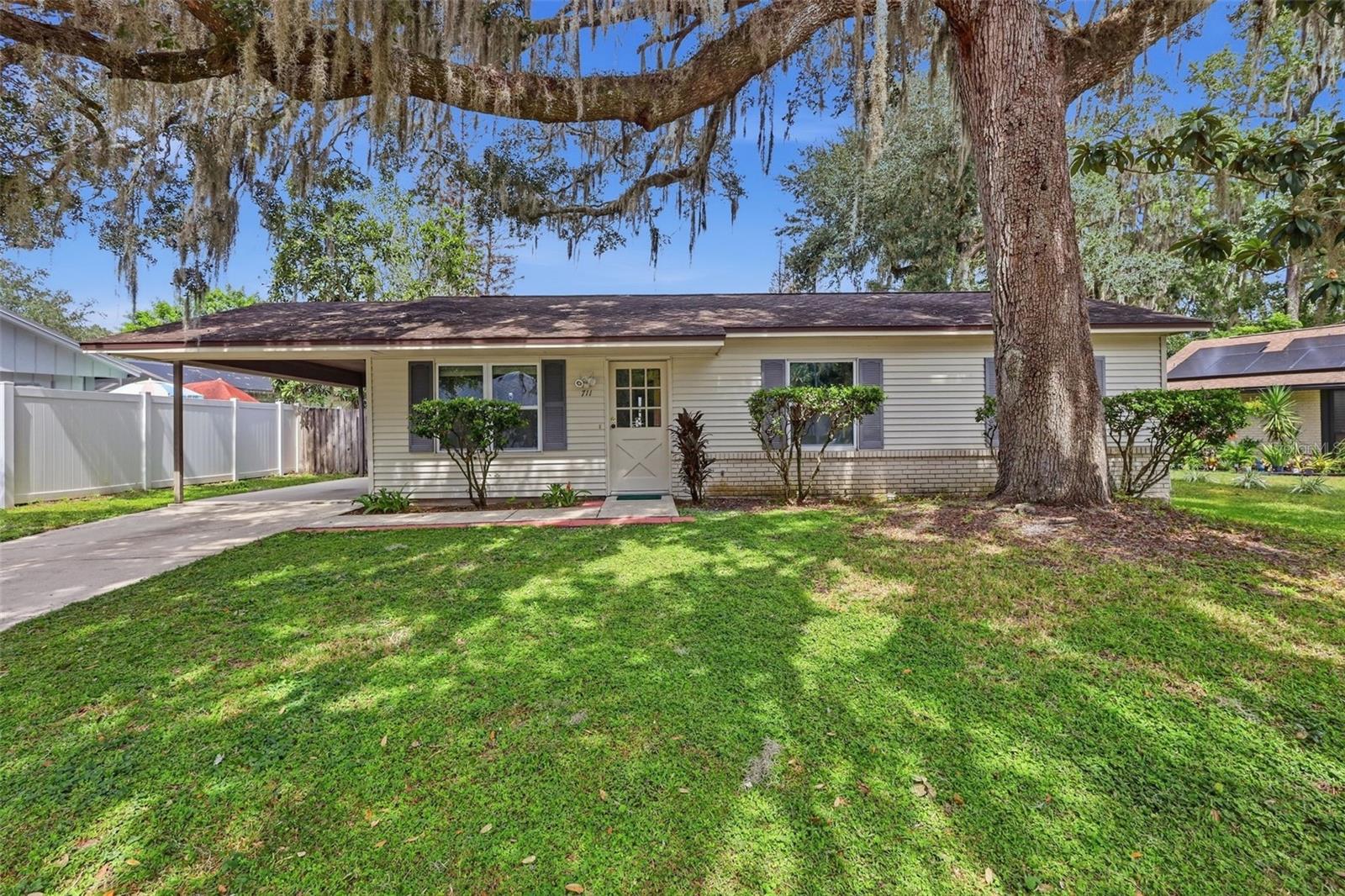 Listing photo 2 for 711 Thistle Pl