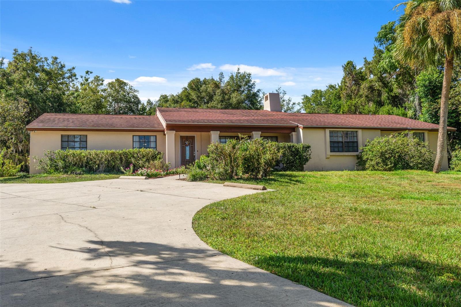 Listing photo 1 for 8943 Silver Lake Dr