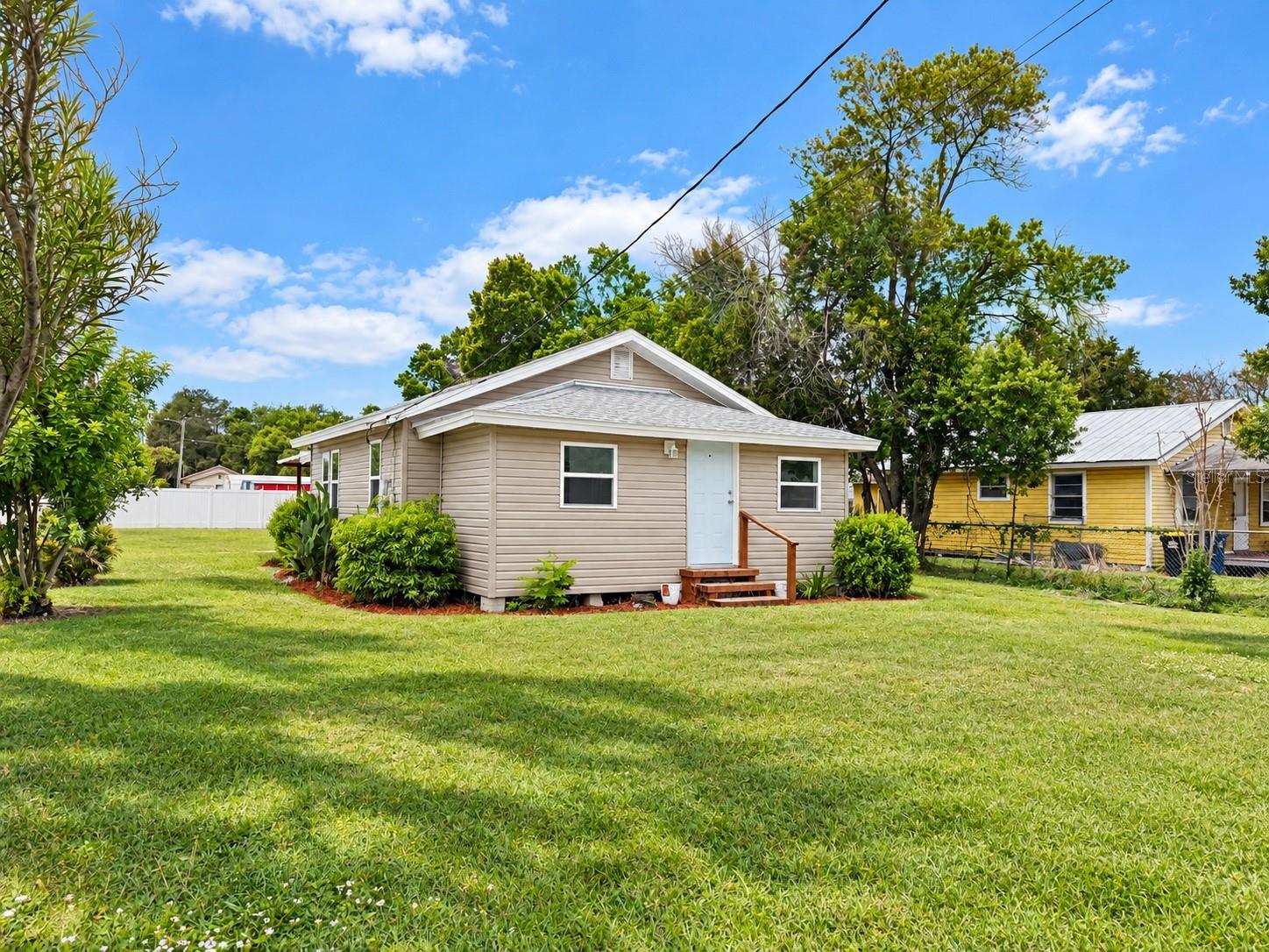 Listing photo 1 for 620 Oak St