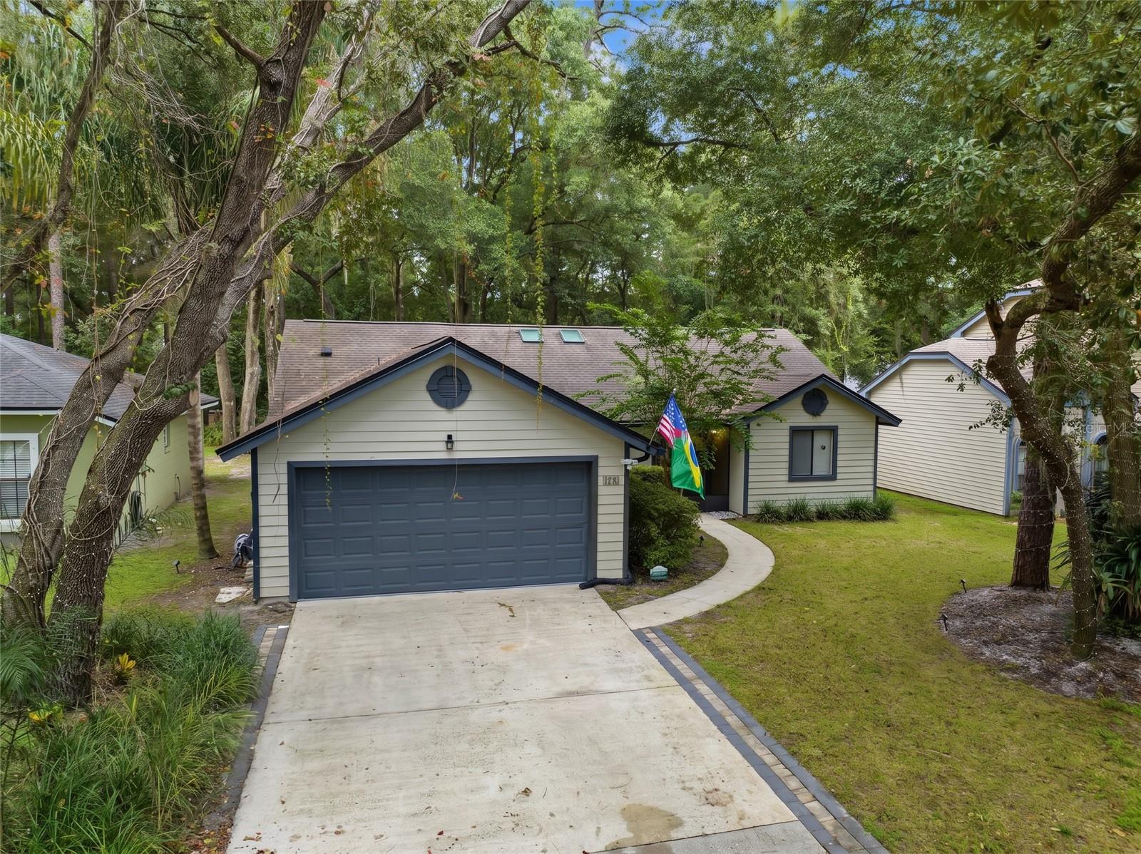 Listing photo 2 for 893 E Timberland Trl