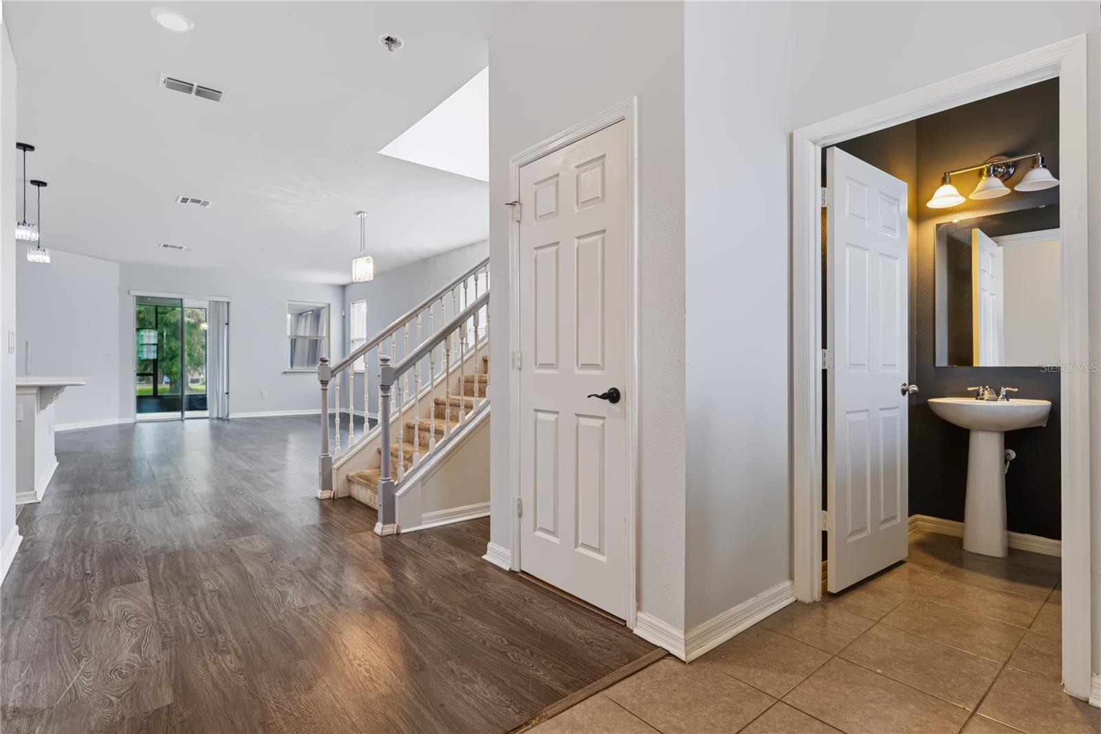 Listing photo 2 for 4721 Grassendale Ter