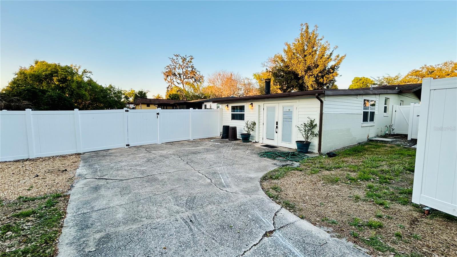 Listing photo 3 for 302 Forest Ave