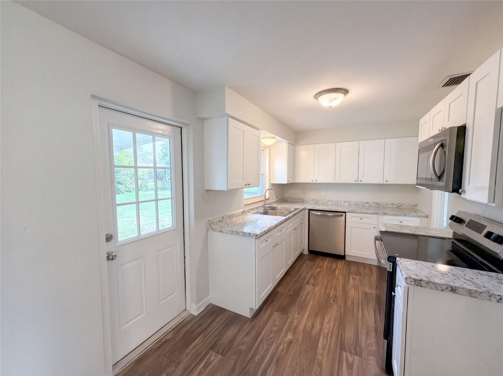 Listing photo 2 for 411 W Seminole Ave