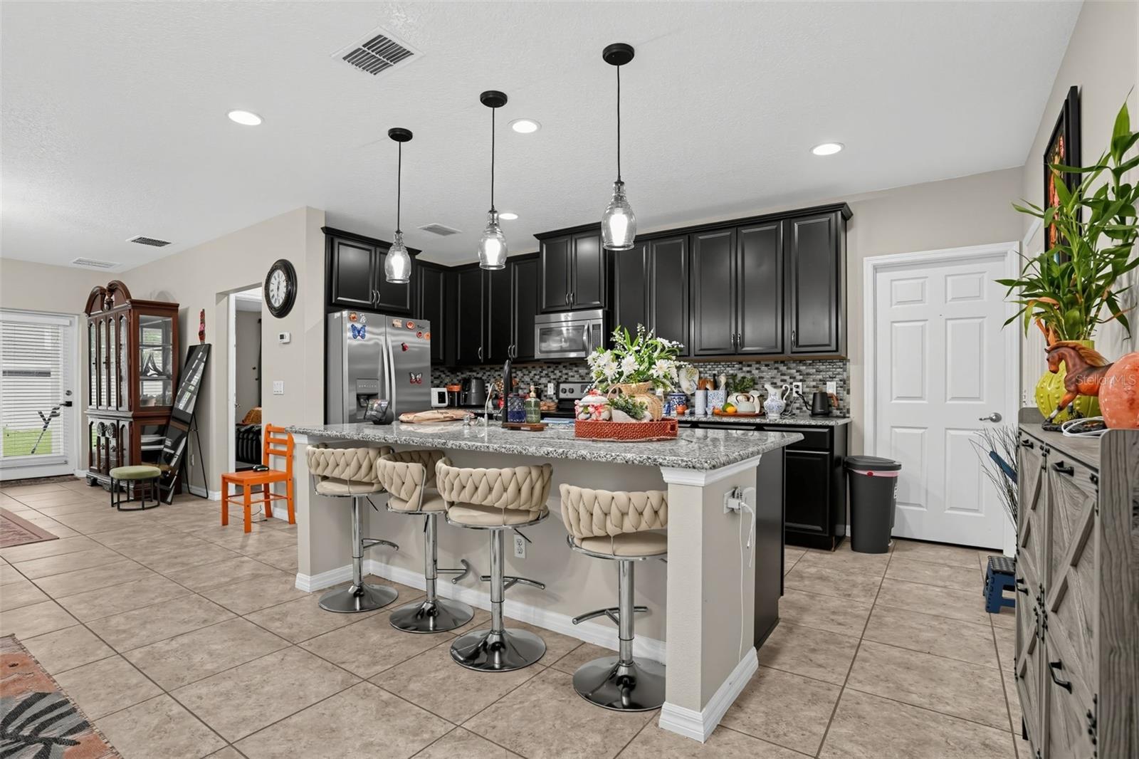 Listing photo 2 for 2612 Waterline St