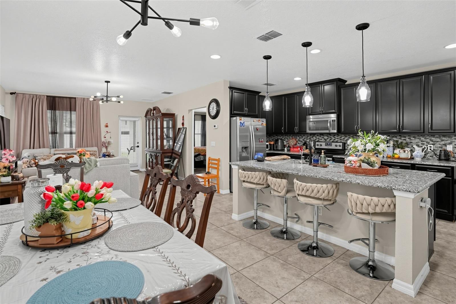 Listing photo 3 for 2612 Waterline St