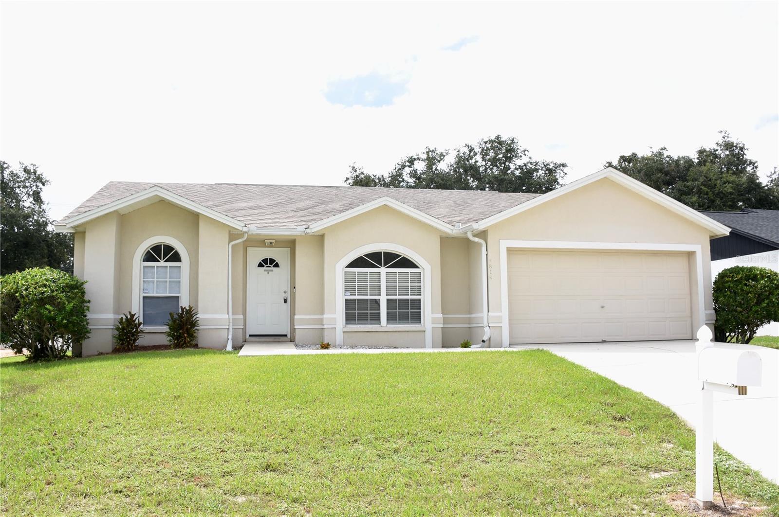Listing photo 1 for 5814 Driftwood Dr