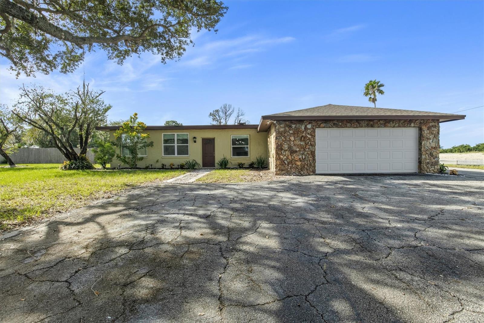 Listing photo 1 for 8812 Oakwood Dr