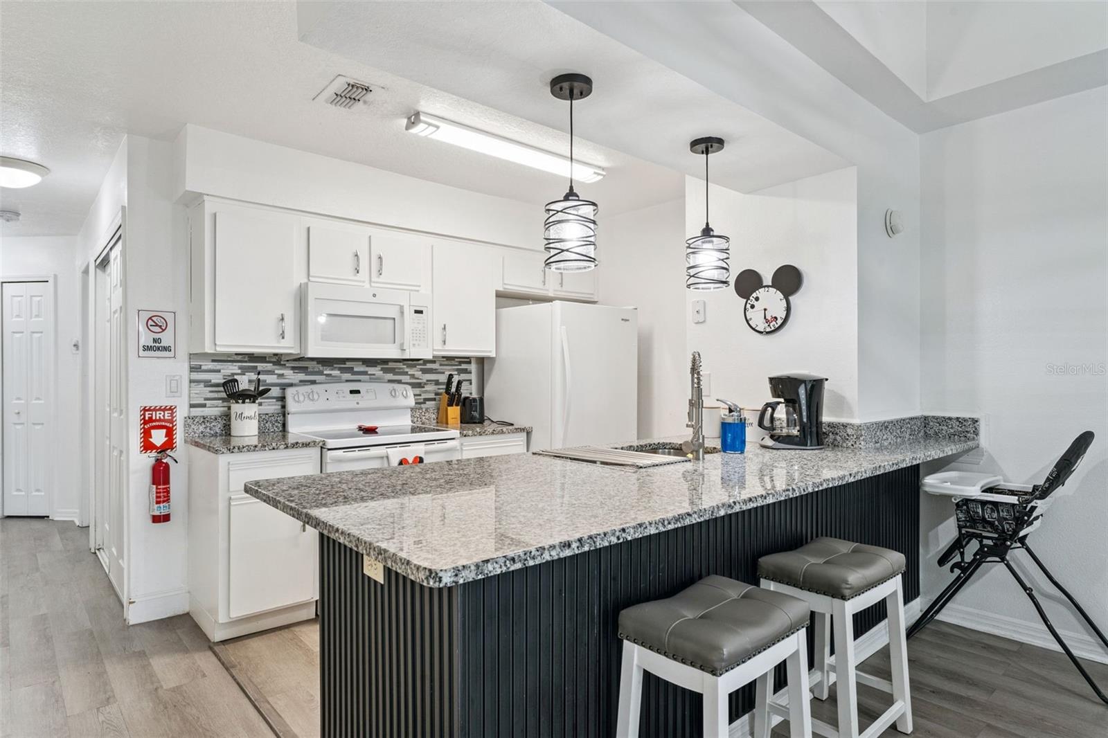 Listing photo 3 for 5017 Laguna Bay Cir #100