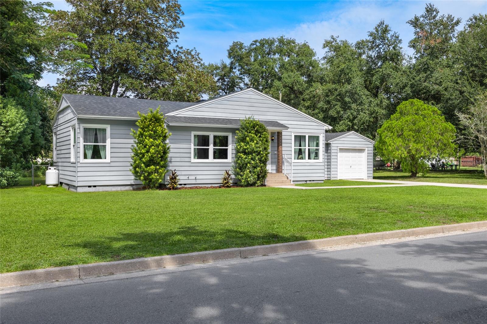 Listing photo 1 for 804 Catalina Dr