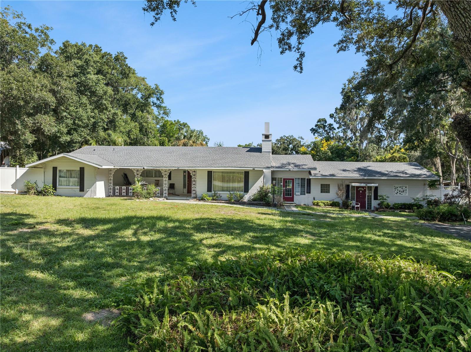 Listing photo 1 for 1505 E Crooked Lake Dr
