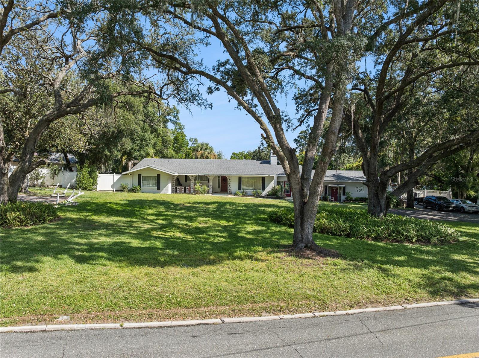 Listing photo 3 for 1505 E Crooked Lake Dr