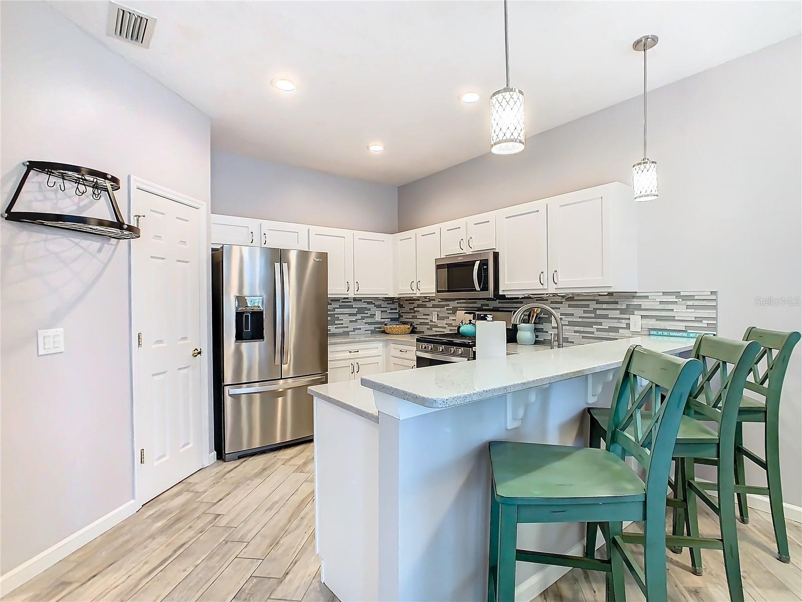 Listing photo 2 for 304 Calabay Parc Blvd